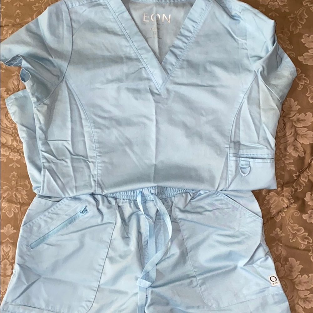 Maevn scrub set